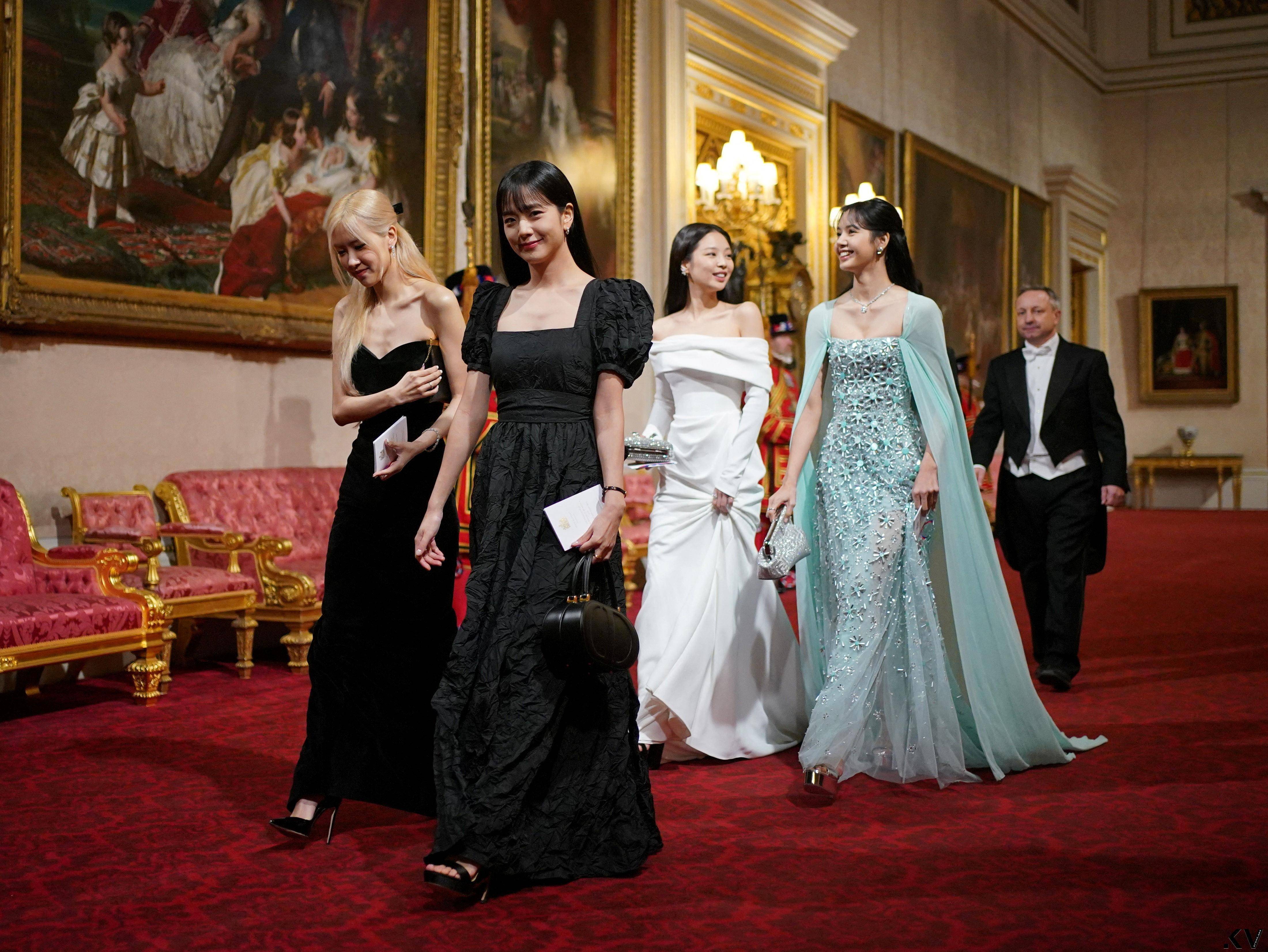 BLACKPINK合约未定惊喜合体英国国宴　Lisa透纱装变身艾莎公主 时尚穿搭 图1张